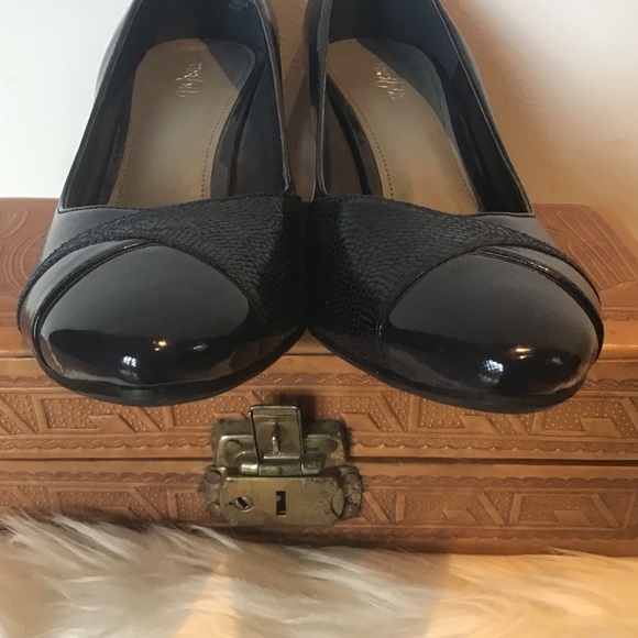 East 5th classic black moderate heel pump reptile embossed cross toe detail 7 - Picture 5 of 8